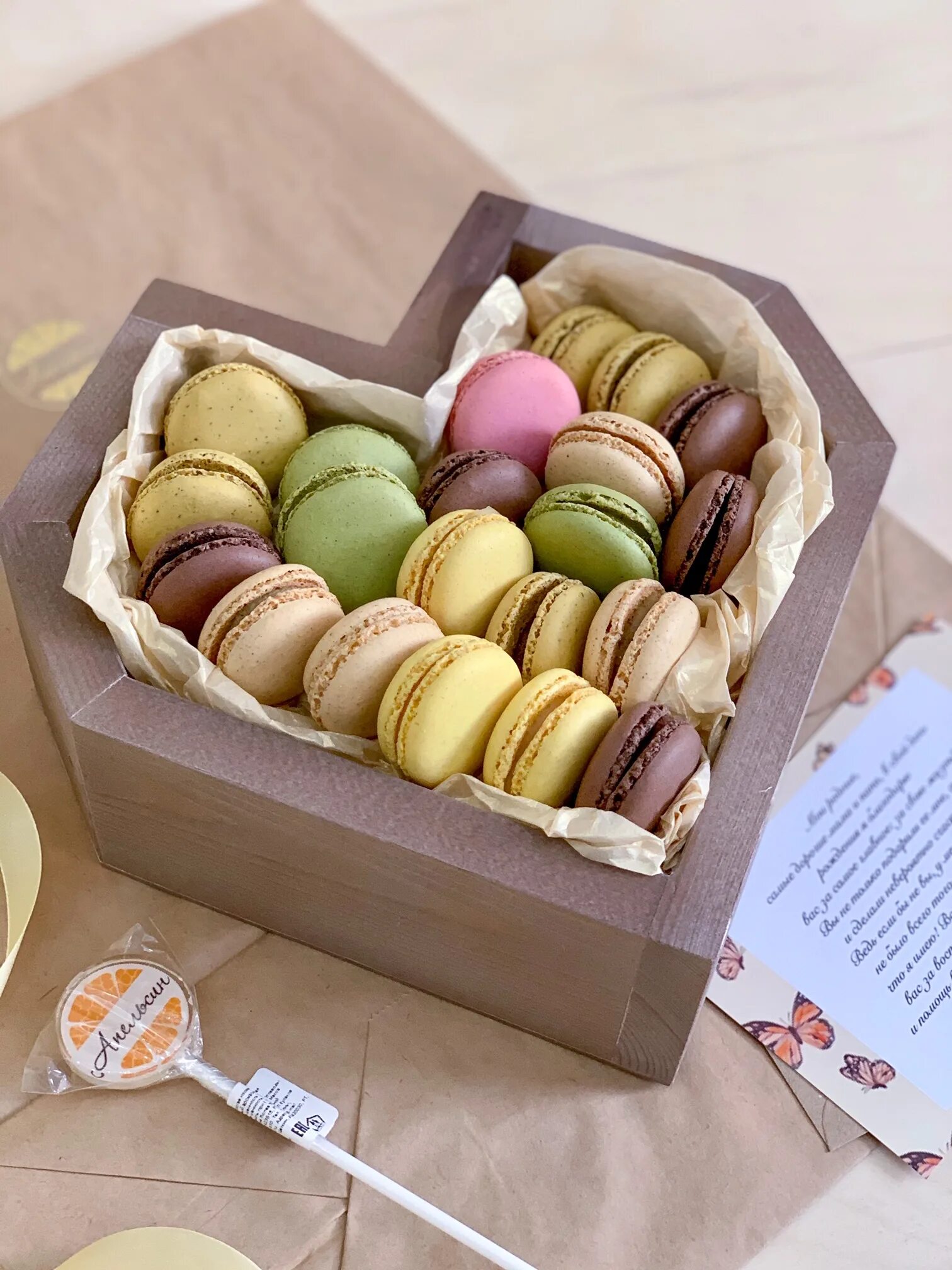 Macarons в коробке. макаронс и тюльпаны. коробка для макаронс. подарок макароны. набор макарон подарочный.