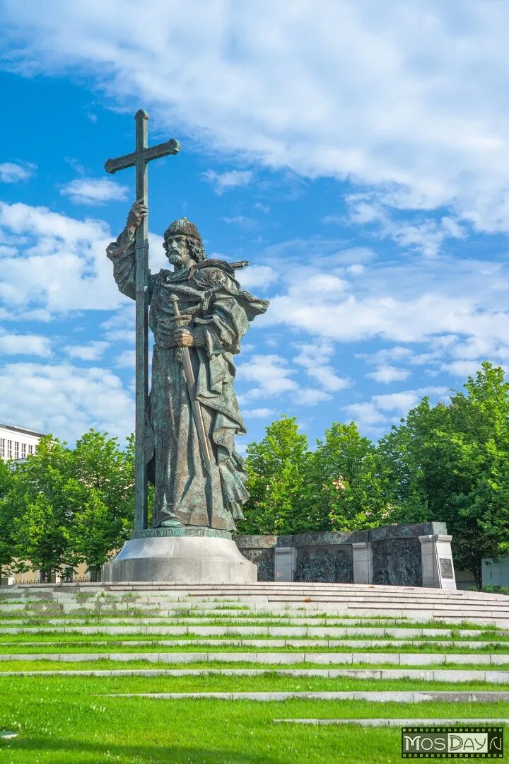 Памятники владимиру святому. Памятник князю владимиру в москве. памятник владимиру красное солнышко в москве. статуя князя владимира в москве.