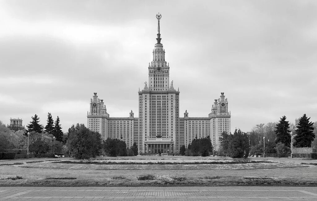 Мгу после 11. Сталинские высотки в Москве МГУ. Сталинские высотки МГУ 1950. Здание МГУ В Москве. Здание МГУ сталинская высотка.