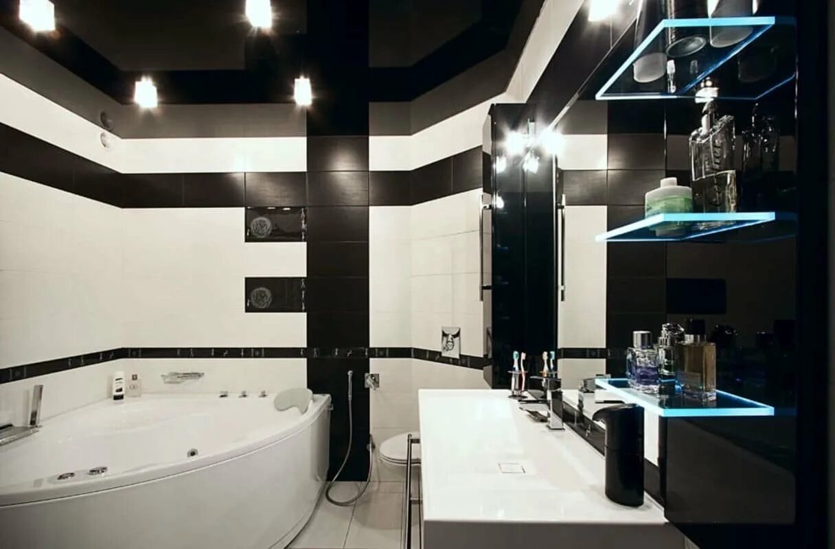 Натяжные потолки ванная плитка. Черный натяжной потолок. Черный натяжной потолок в ванной. Серный потолок вванной. Черный глянцевый потолок.
