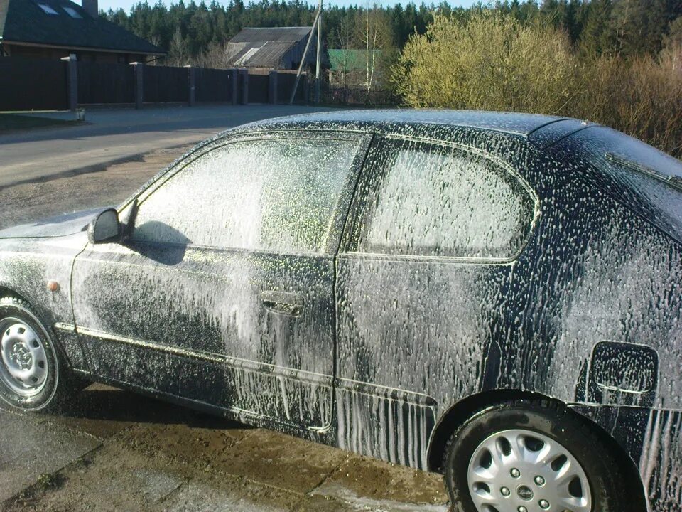 Можно мыть машину на даче своем участке. Мытье машины на даче. Мойка авто на даче. Моет машину на даче. Мойка машины на даче 2023.