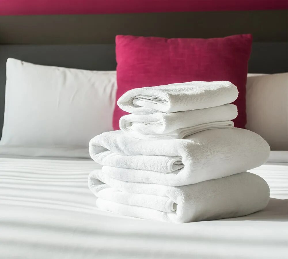 Заменить полотенца. Постельное белье и полотенца. Полотенца для гостиниц. Постельное белье для отелей. Полотенца на постели.