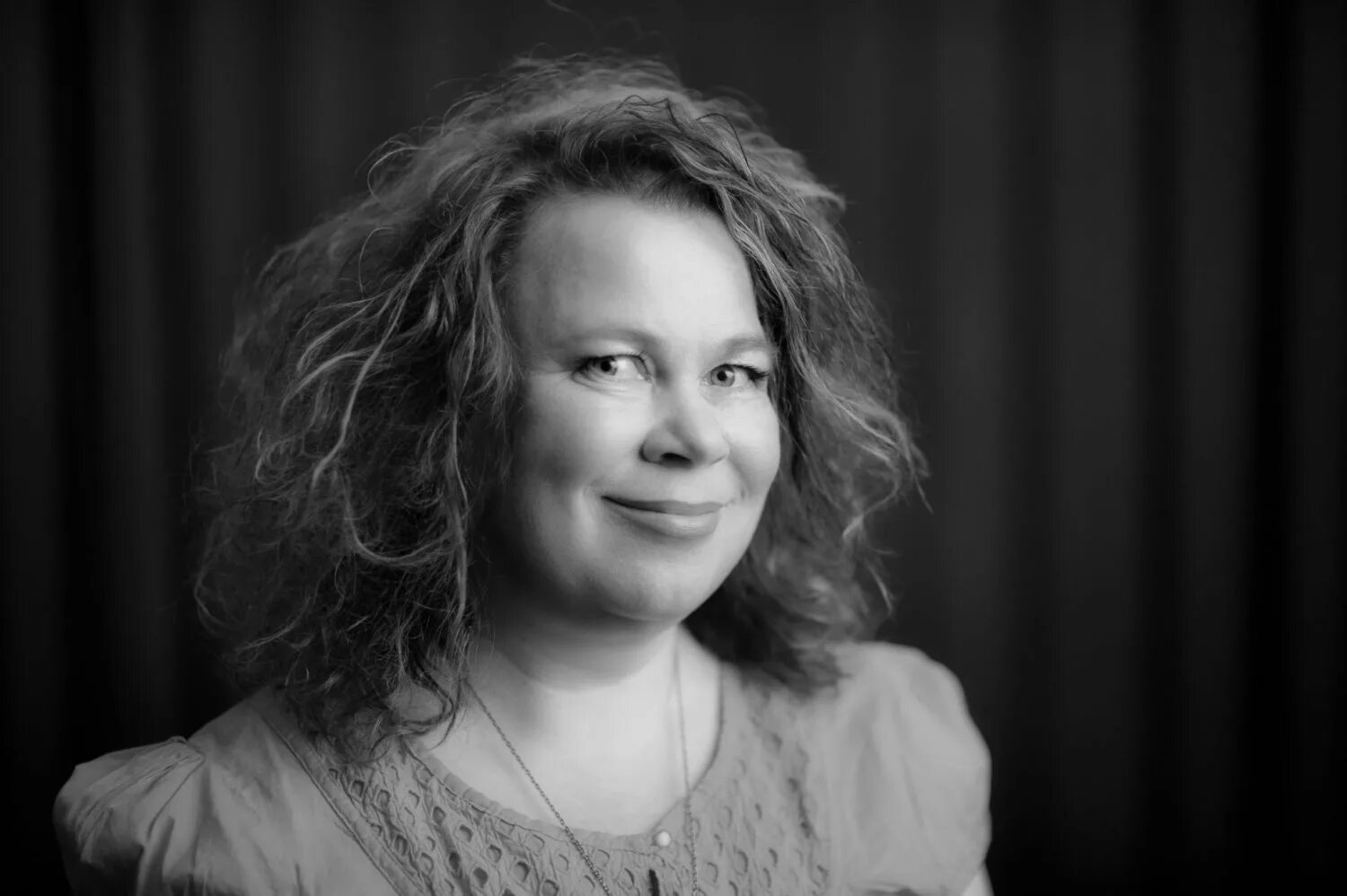 Лина писательница. Женщина хая фото. Финская писательница третья сестра. Сирпа. Творчество финской поэтессы лены лаулаяйнен чачавий.