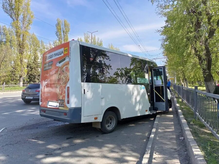 Маи 6 октября. Микроавтобус автобус. Автобус иномарка. Автобусы Саратова. Автобус Саратов авария 6 лет октября.