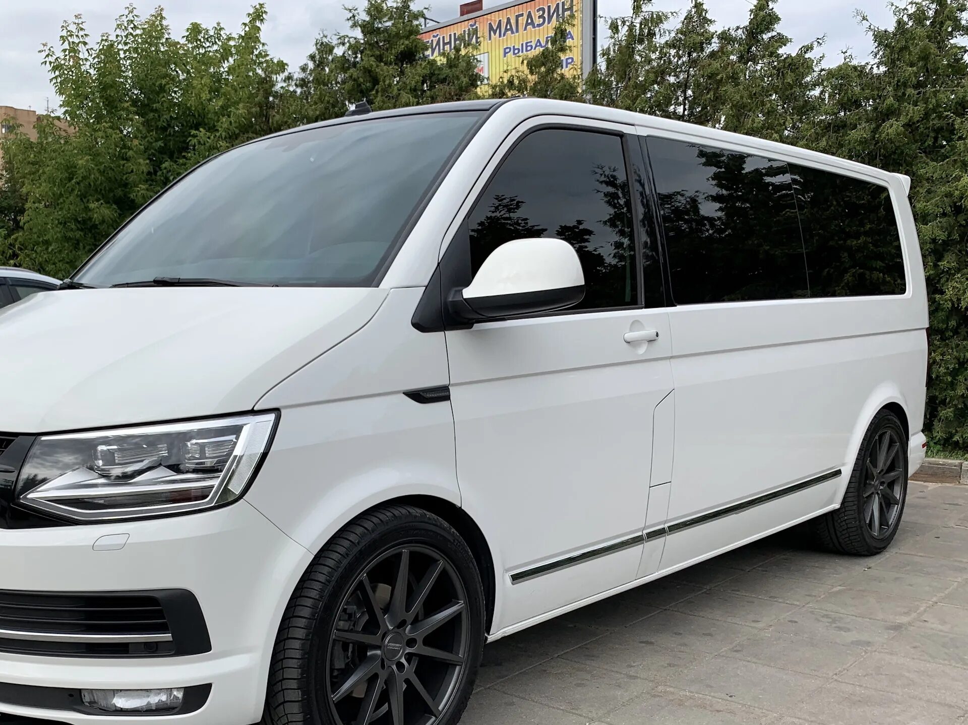 Т 6.1 купить. Фольксваген т6 белый. Фольксваген Каравелла т6. Диски r18 Volkswagen Caravelle t6. Фольксваген Каравелла 2017 на литье.