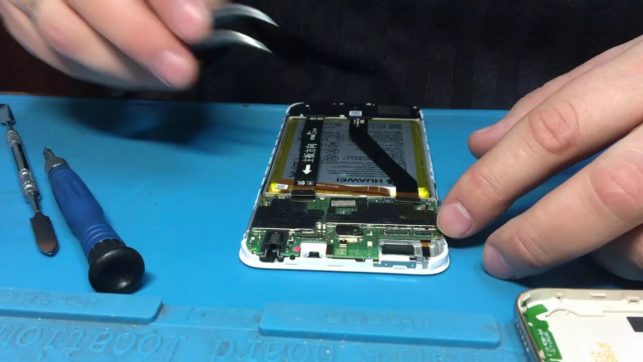 Как заменить аккумулятор на смартфоне хонор 7с Замена аккумулятора Huawei Honor 7A Pro своими руками Аксеум Дзен