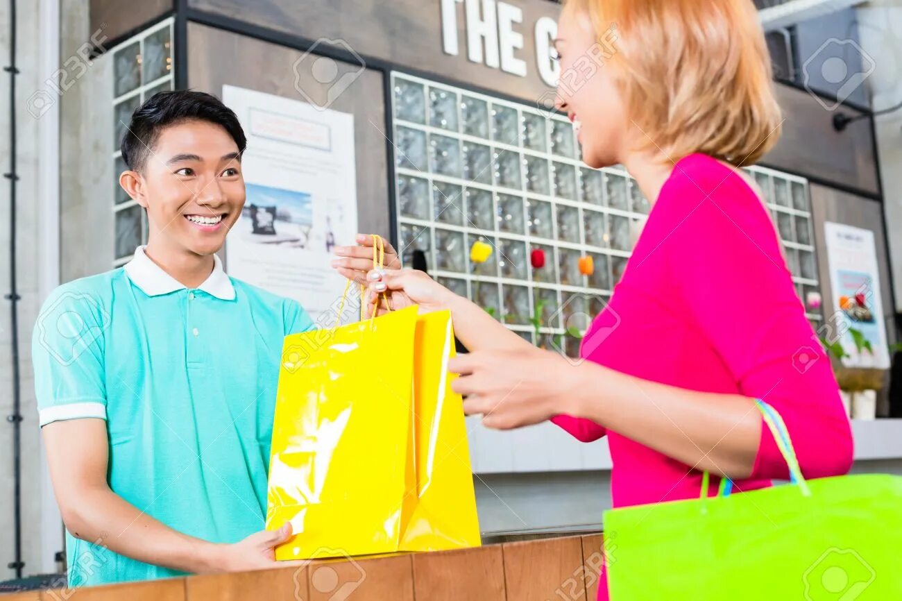 The shop assistant helped me. Refund shopping. Shop Assistant helping customers. Банки подталкивают к покупкам. Продавец передает покупку.