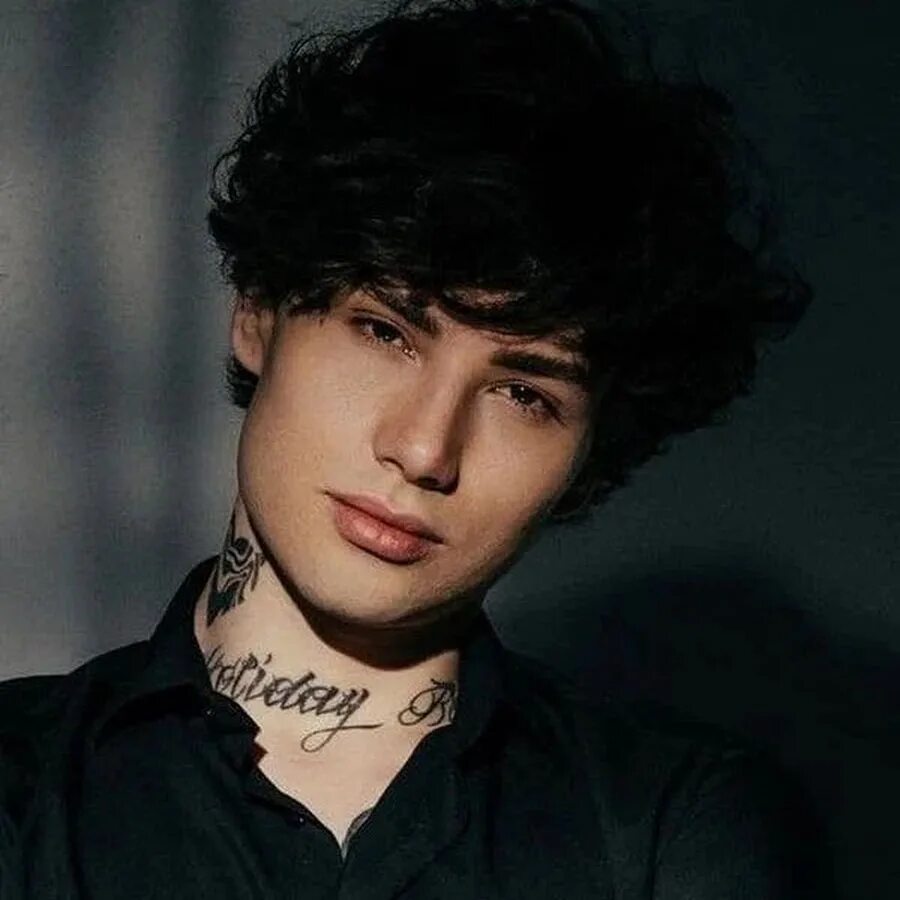 Божественная комедия xolidayboy. Певец холидей бой. Холидей последние песни. Холидей последние песни. Холидей последние песни.