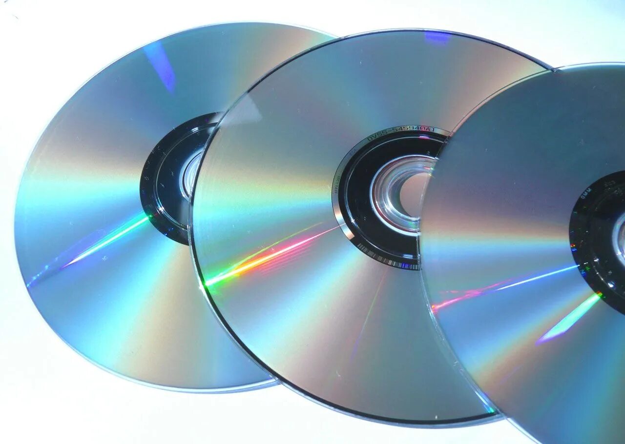 CD - Compact Disk (компакт диск). Лазерный компакт-диск (CD, CD-ROM).. CD (Compact Disk ROM) DVD (Digital versatile Disc). CD (Compact Disc) — оптический носитель.