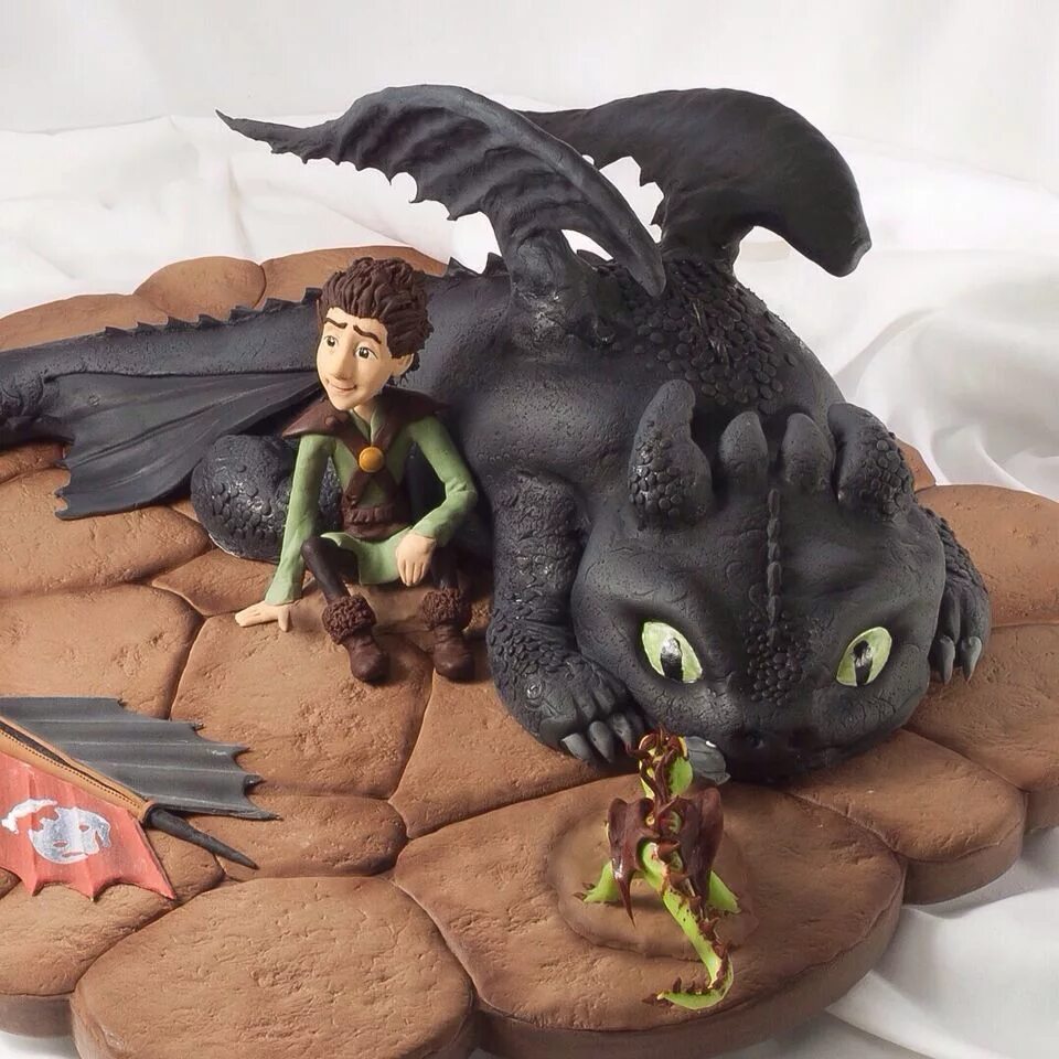 Дракон беззубик из пластилина. Дракон беззубик из пластилина. Торт дракон. Торт с беззубиком. Лепка дракона беззубика.