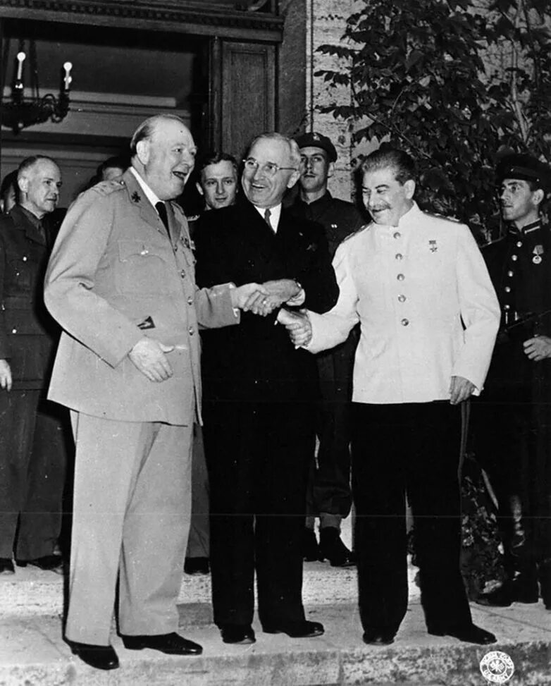 Потсдамская конференция союзников. Потсдамская конференция 1945 Трумэн Черчилль. Сталин Трумэн Черчилль Потсдамская конференция. Конференция Черчилль Сталин Трумэн. Гарри Трумэн на Потсдамской конференции.