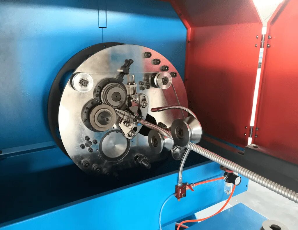 Бронировочные машины для кабеля. Машина для бронирования кабеля. Лентообмоточная машина для кабеля. Бронеобмоточная машина. Линия бронирования.