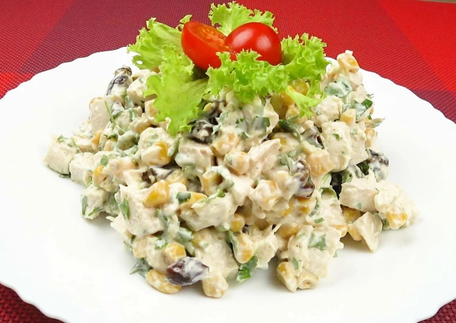 Салат из куриной грудки простой и вкусный. Салат с морковчей и куриной грудкой и огурцом. Салат с отварной курицей. Салат с куриной грудкой. Салатскуриннойгрудкой.