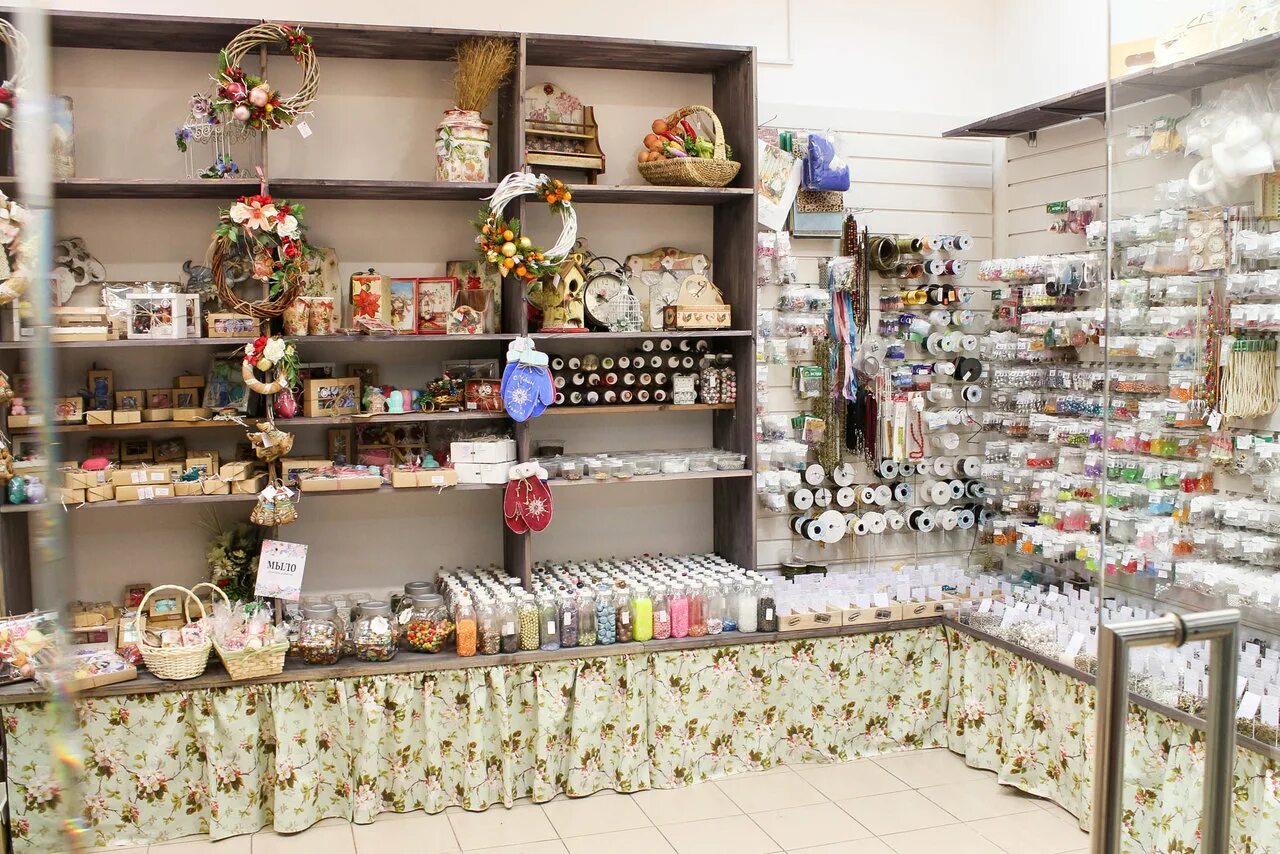 название для магазина рукоделия и творчества. название магазина рукоделия. рукодельный магазин. вывеска рукоделие. выкладка товара в магазине рукоделия.