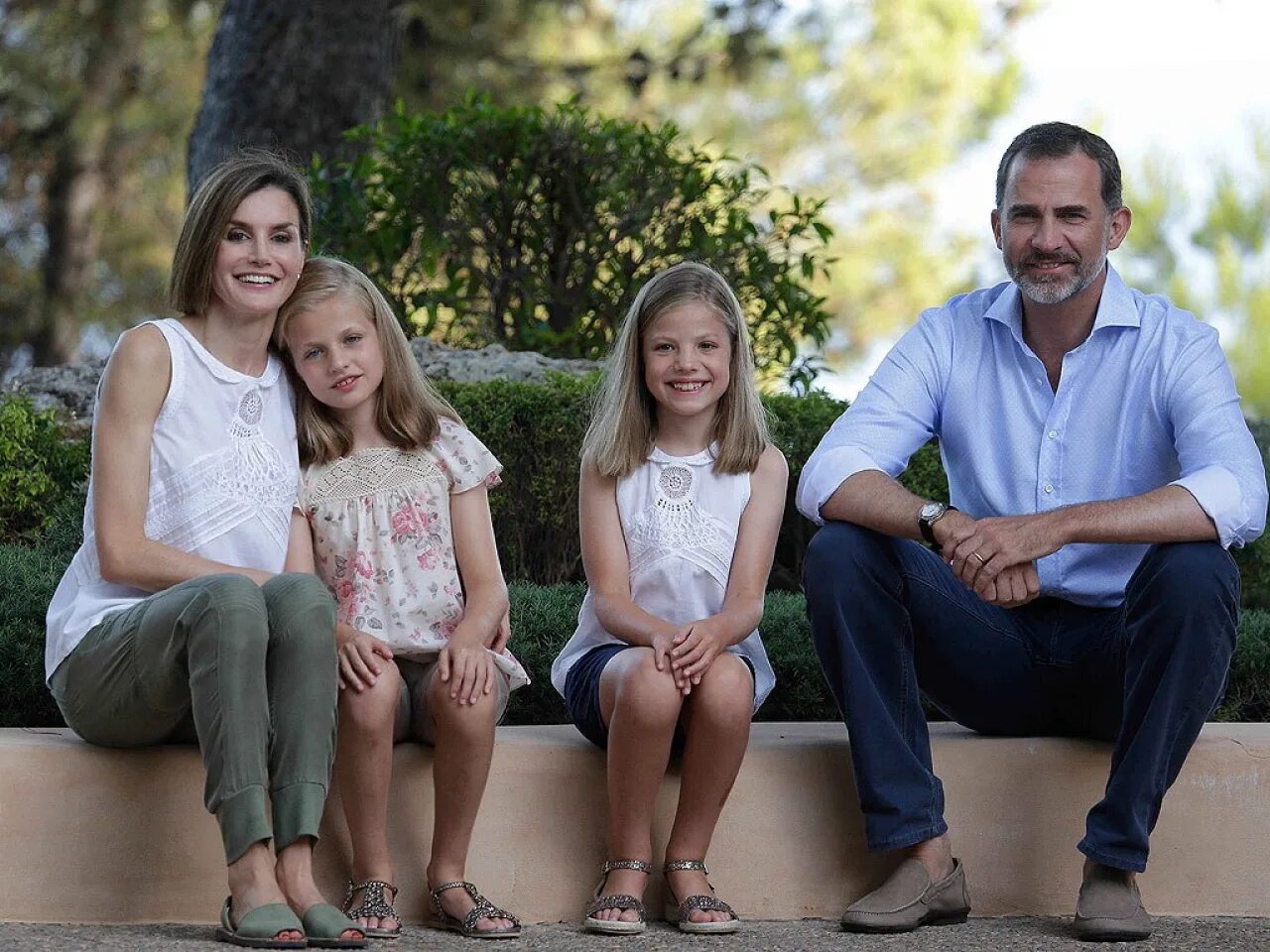 Секрет семьи хуан. Королева Испании Летиция с детьми. Королева Испании Летиция с семьей. Королевская семья Испании Королева Летиция. Королева Испании Летиция и ее дети.