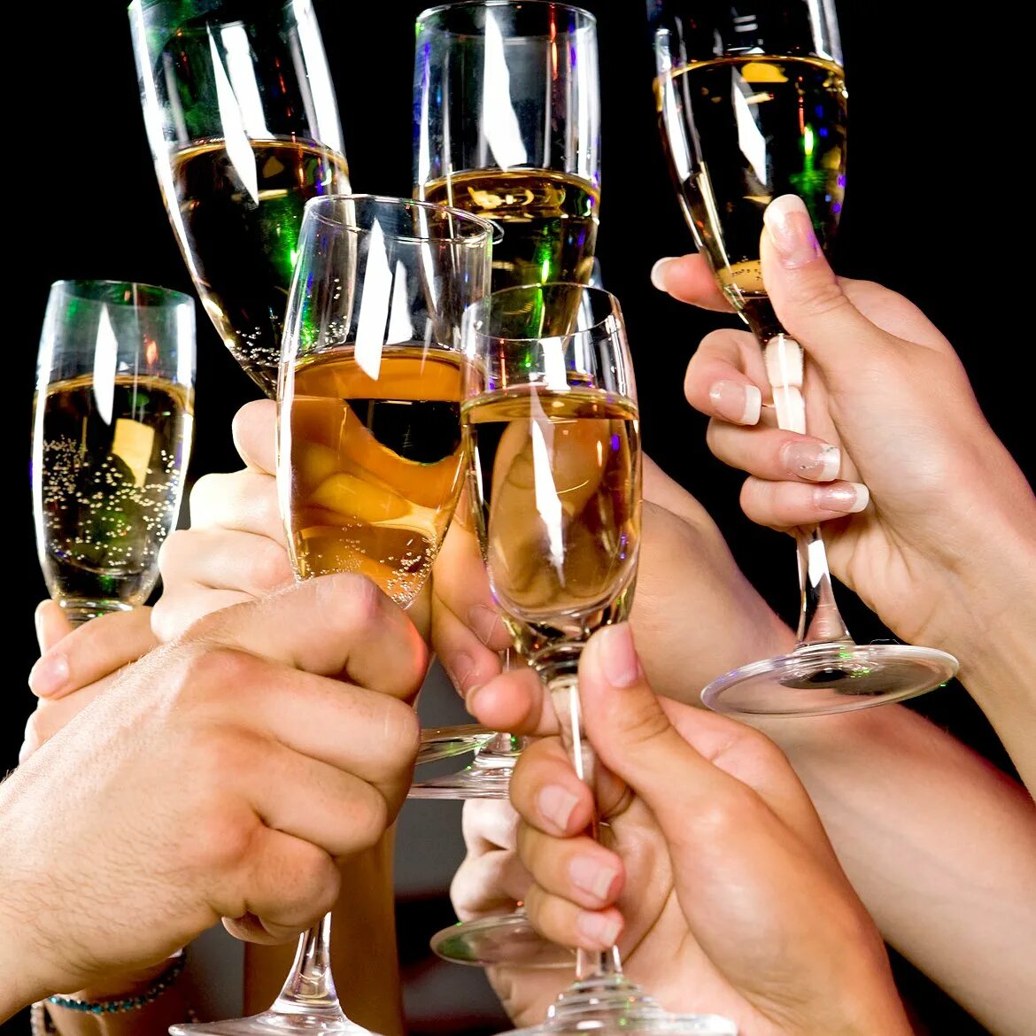 Также нужно отметить. С днём рождения бокалы с шампанским. Поднимем бокалы за здоровье. Открытки с днём рождения с шампанским. С днём рождения шампанское.