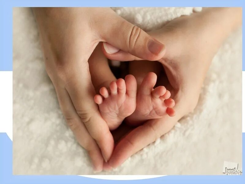 Ножки младенца. Ручки малыша. Ножки малыша в руках. Пяточки младенца в руках.