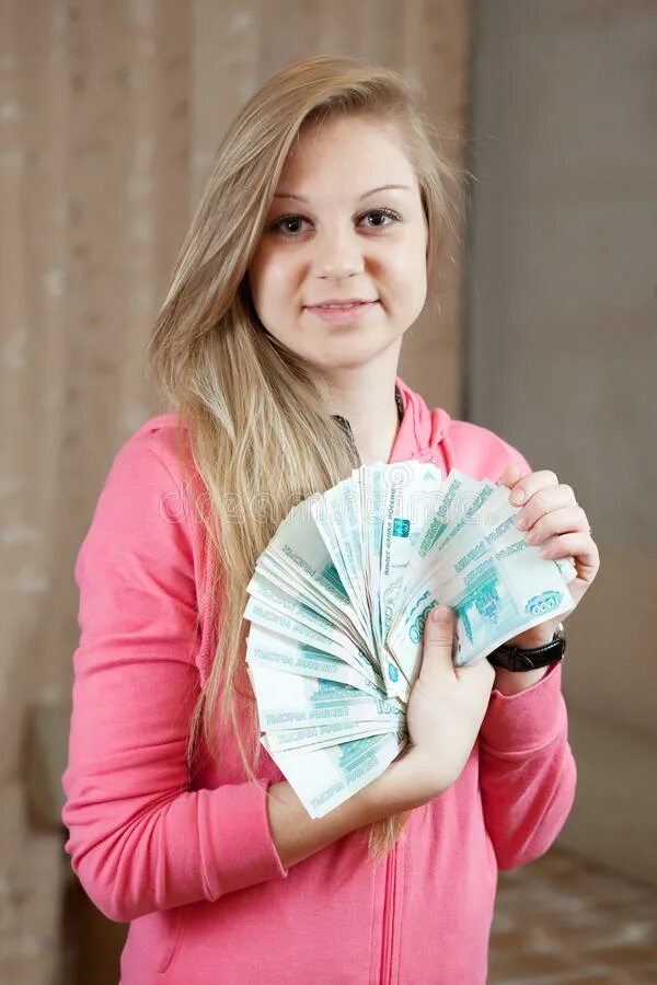 Девушка с рублями в руках. Деньги в руках девушки. Девушка с деньгами в руках рубли. 1000 Рублей в руках девушки. 5000 рублей девушка