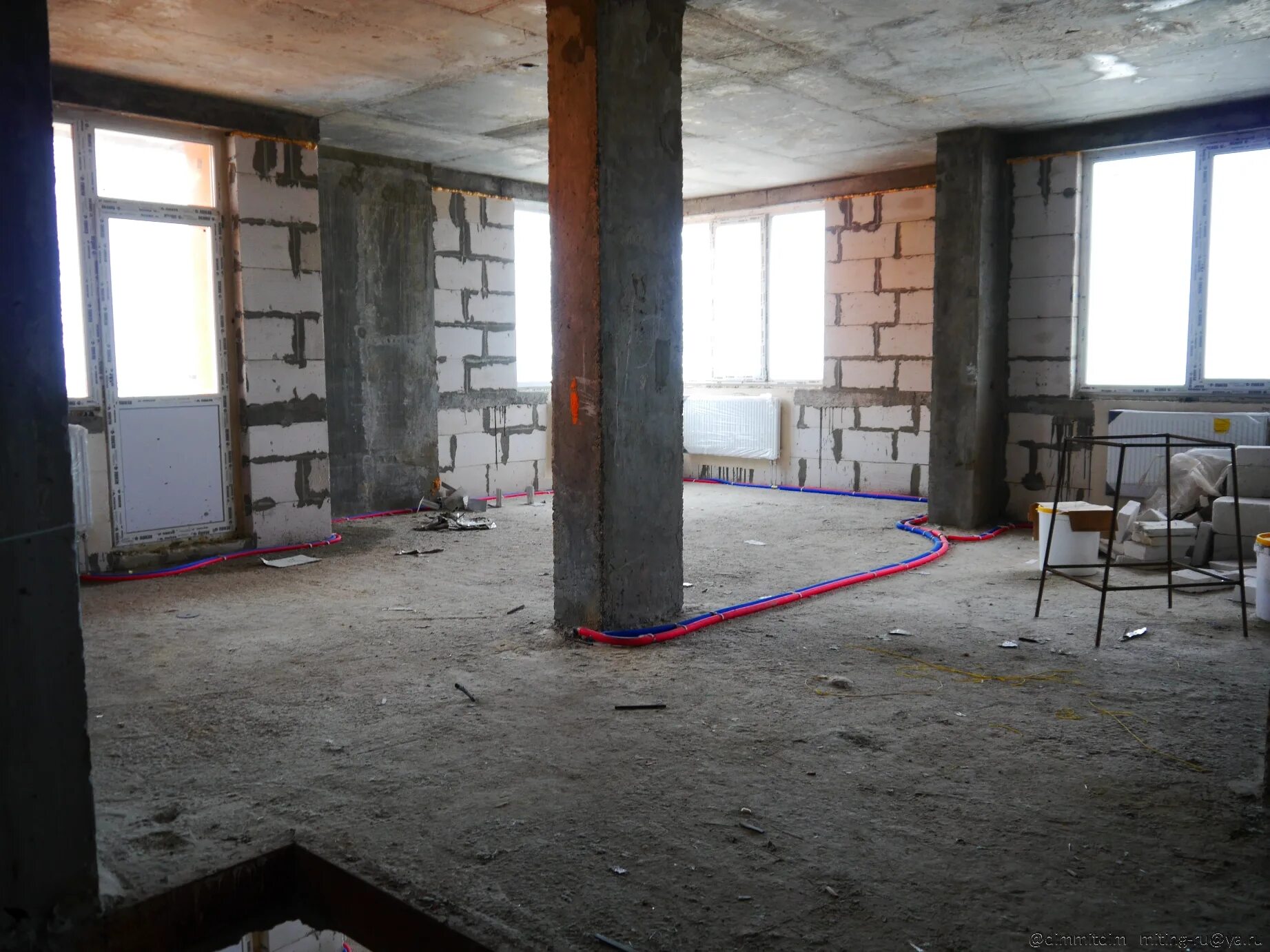 Комната без отделки. Стройка внутри. Строящийся дом внутри. Стройка внутри здание. Внутренняя отделка помещений.