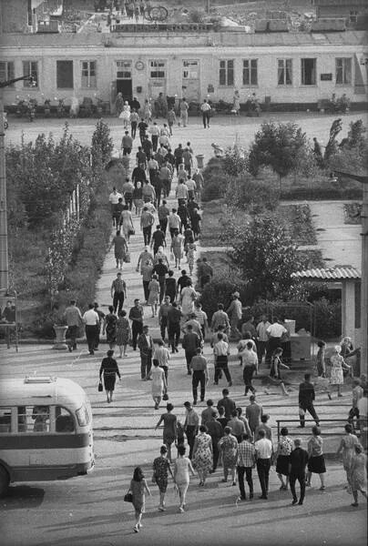 Заводскую проходную что в люди вывела меня. Проходные на завод в СССР. Проходная СССР. Проходная советского завода. Люди на проходной завода СССР.