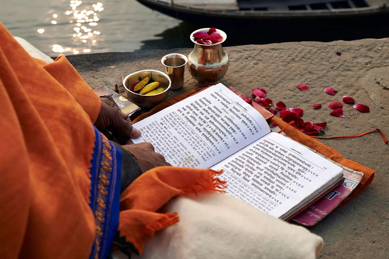 Читаем мантру. Чтение мантр. Священные Писания индуизма. Чтение в Индии. Ритуал чтения мантр в буддизме.