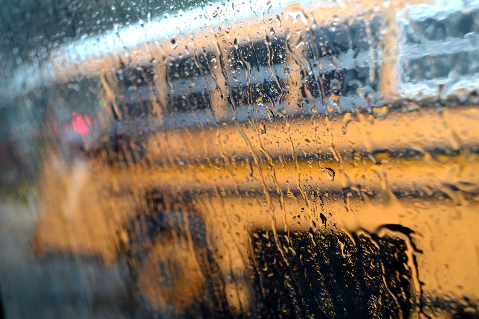 Окно автобуса. Автобус дождь. Окно автобуса в Дожде. Дождь за окном маршрутки.