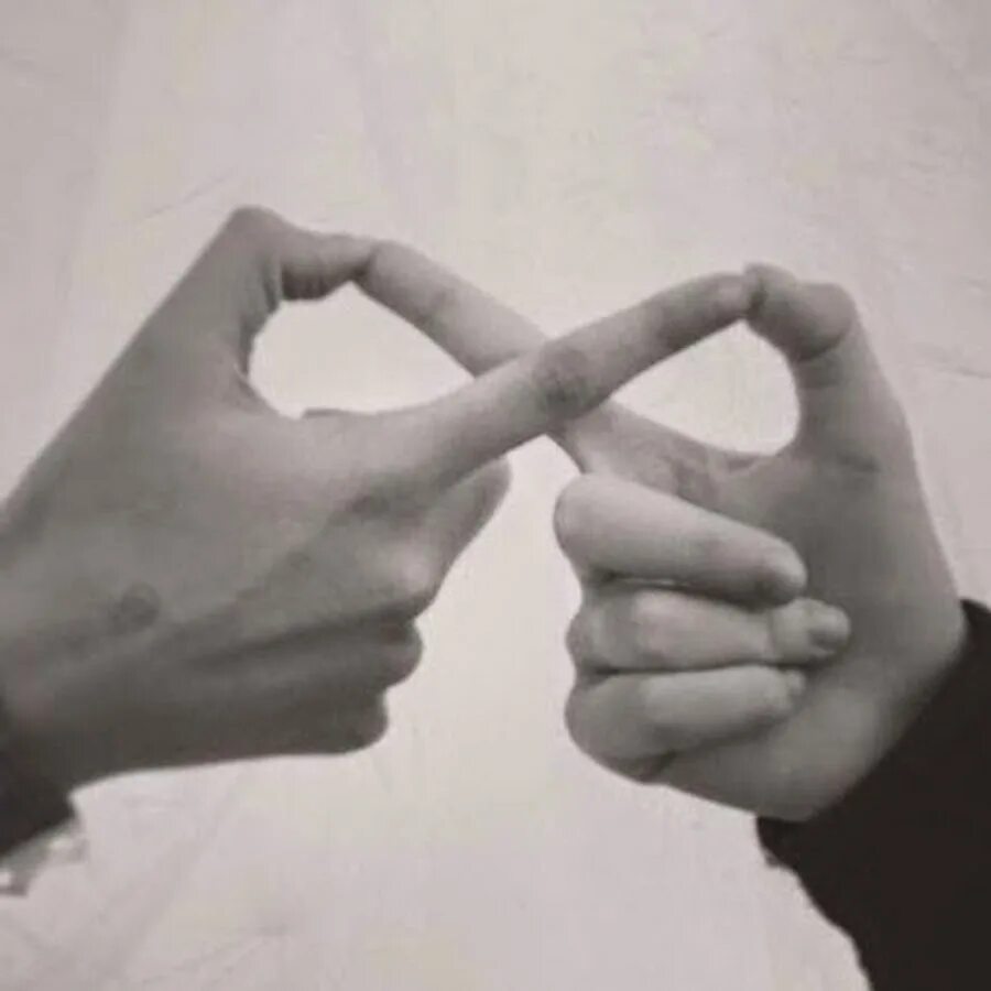 Знак бесконечности тату на пальце. Парные тату бесконечность на пальце. Бесконечность пальцами. Тату для подруг на пальце. Тату кольца на пальцах.