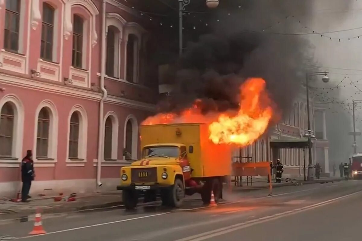 Выезд пожарного автомобиля. Пожарная машина. Горящая пожарная машина. Пожарные и горящий автомобиль.