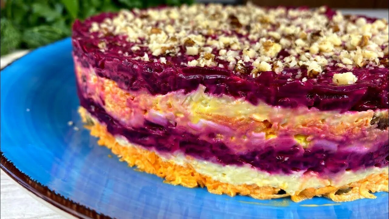 Салат любовница рецепт с черносливом изюмом. Салат со свеклой и орехами. Салат французский со свеклой и изюмом. Слоеный салат со свеклой. Овощной торт со свеклой.
