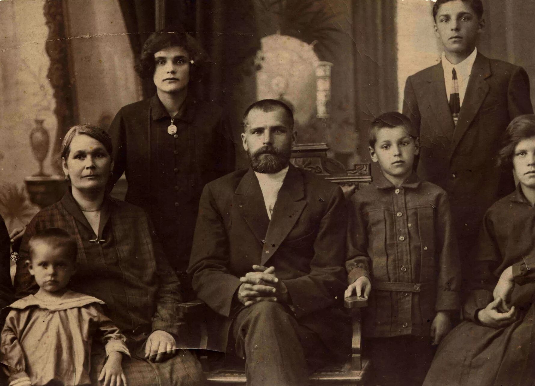 Старое фото семьи. Старинная семья. Старинные семейные фотографии. Семья 1930. Старые фотографии семьи.
