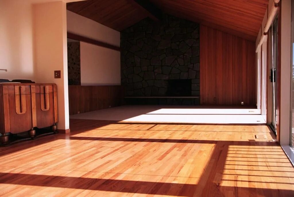 Шпунтованный пол. Напольные покрытия для дома. Линолеум под дерево в интерьере. Ламинат в квартире. Отделка деревянного пола.