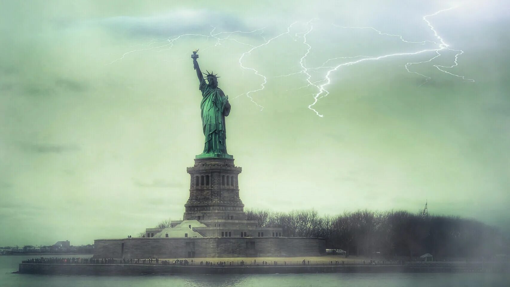 Статуя свободы на фоне нью-йорка. Статуя свободы молния. New york статуя свободы. Белый дом и статуя свободы. Обои статуя свободы.