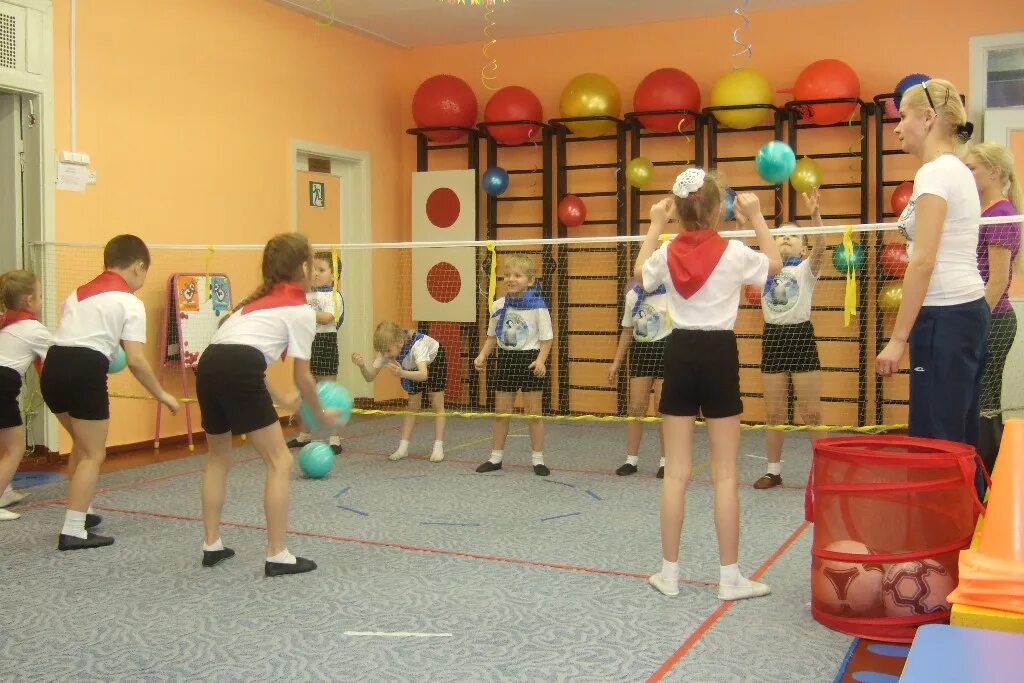 учитель физкультуры в саду. физкультура в садике. физическая культура в детском саду. инструктор по физвоспитанию в детском саду. педагог по физической культуре и ребенок.