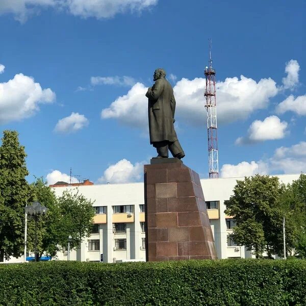 Подольск ленина 9. Памятник ленину в подольске. памятник ленину подольск бюст. подольск вокзал памятник ленину. статуя ленина в подольске.