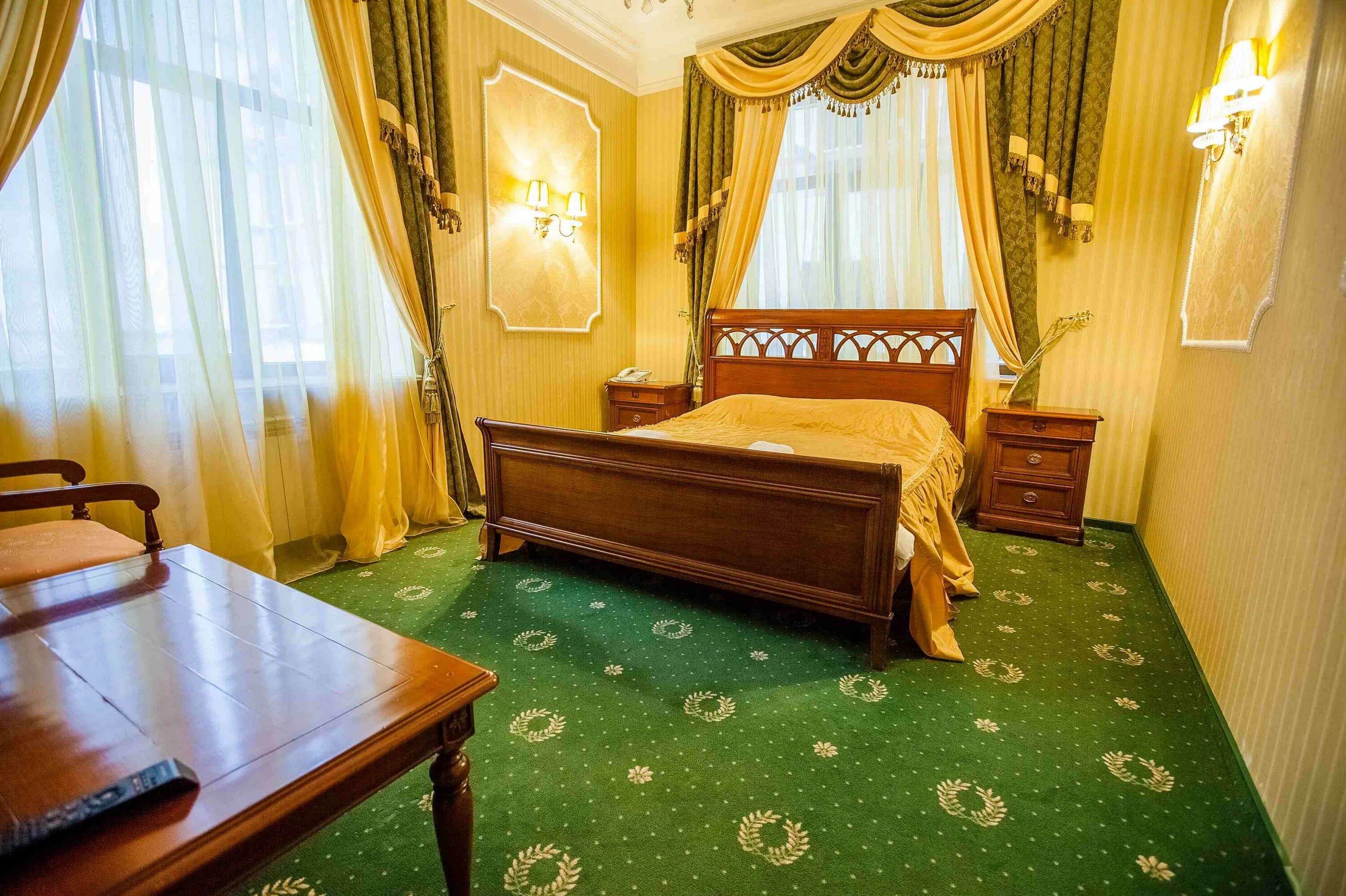 Отель андерсен домбай. Dombai palace аланская ул. Спальня для молодоженов. Гостиница футура домбай. Домбай палас андерсон.