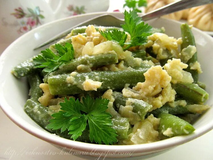 Как приготовить фасоль с яйцом. Зелёная фасоль стручковая с яйцом. спаржевая фасоль с яйцом. зеленая фасоль с яйцом. жареная фасоль с яйцом стручковая.