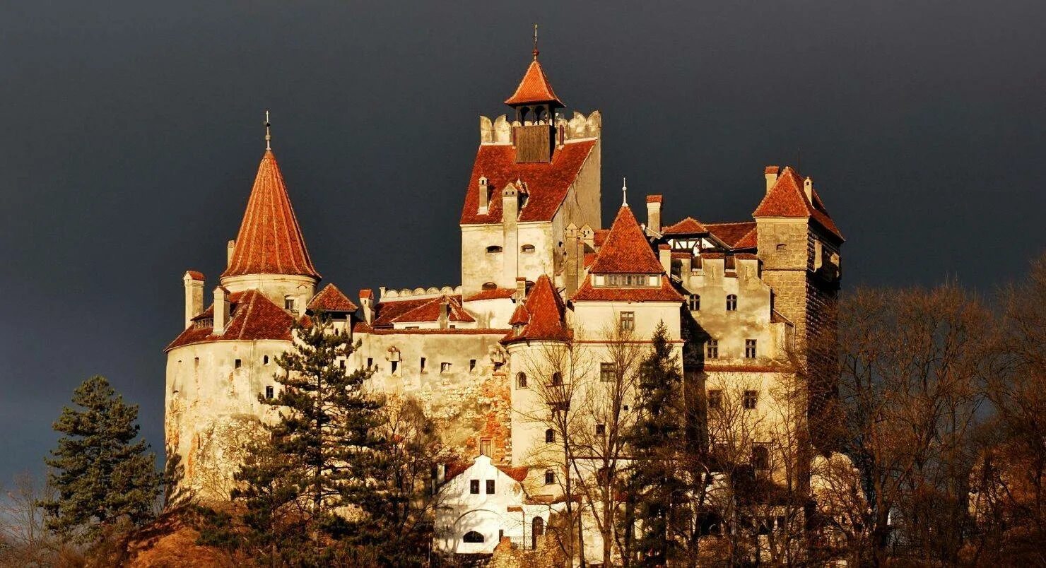 Фото бран. Дракула Румыния Трансильвания. Замок Дракулы в Румынии. Карпаты замок Дракулы. Карпаты замок графа Дракулы.