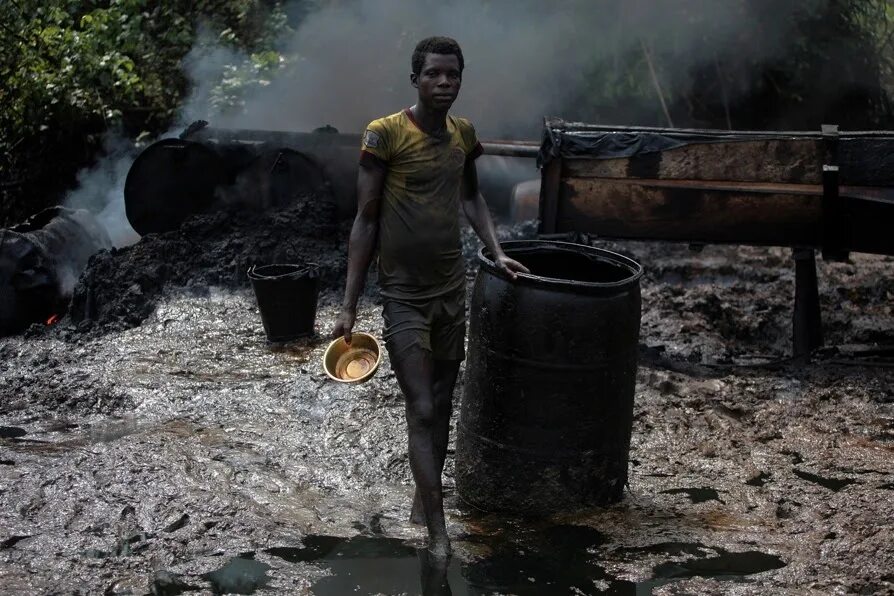 Oil installation in nigeria. Дельта реки нигер нефть. Добыча нефти в нигерии. Аджаокута нигерия трубопроводмонтаж. Нигерия нефть.