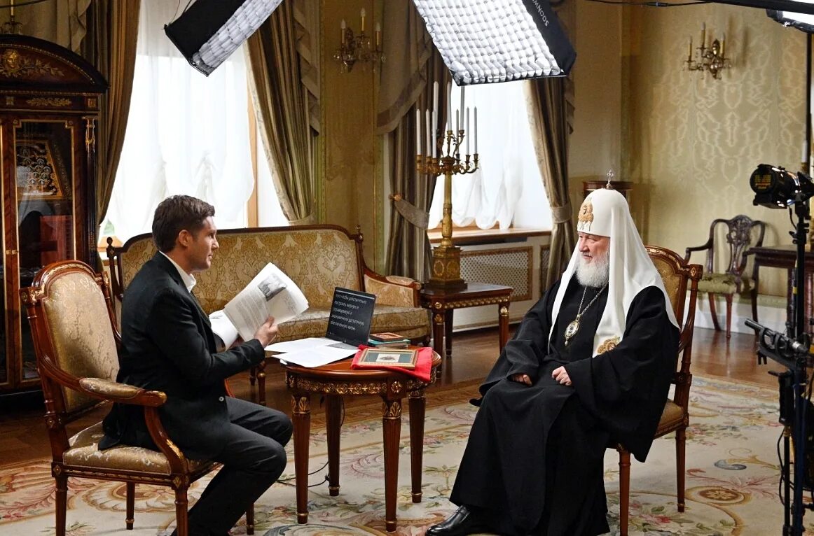 Патриарх кирилл 2000. Рождественское интервью святейшего патриарха кирилла. Патриарх кирилл 2022. В храме христа спасителя великая суббота. Русские патриархи.