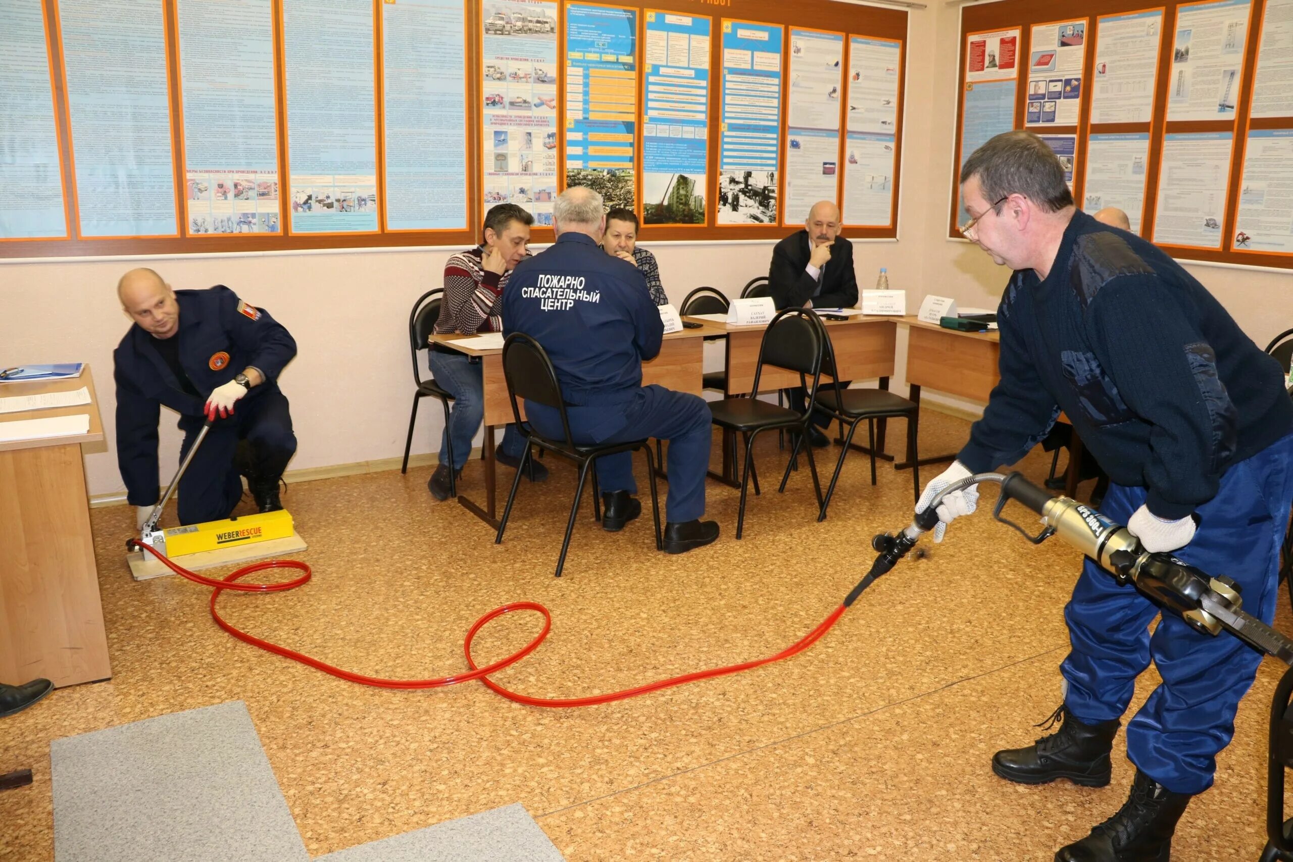 Курсы организация безопасности. Подготовка спасателей. Пожарная подготовка в части. Занятия в пожарной части. Учебный класс в пожарной части.