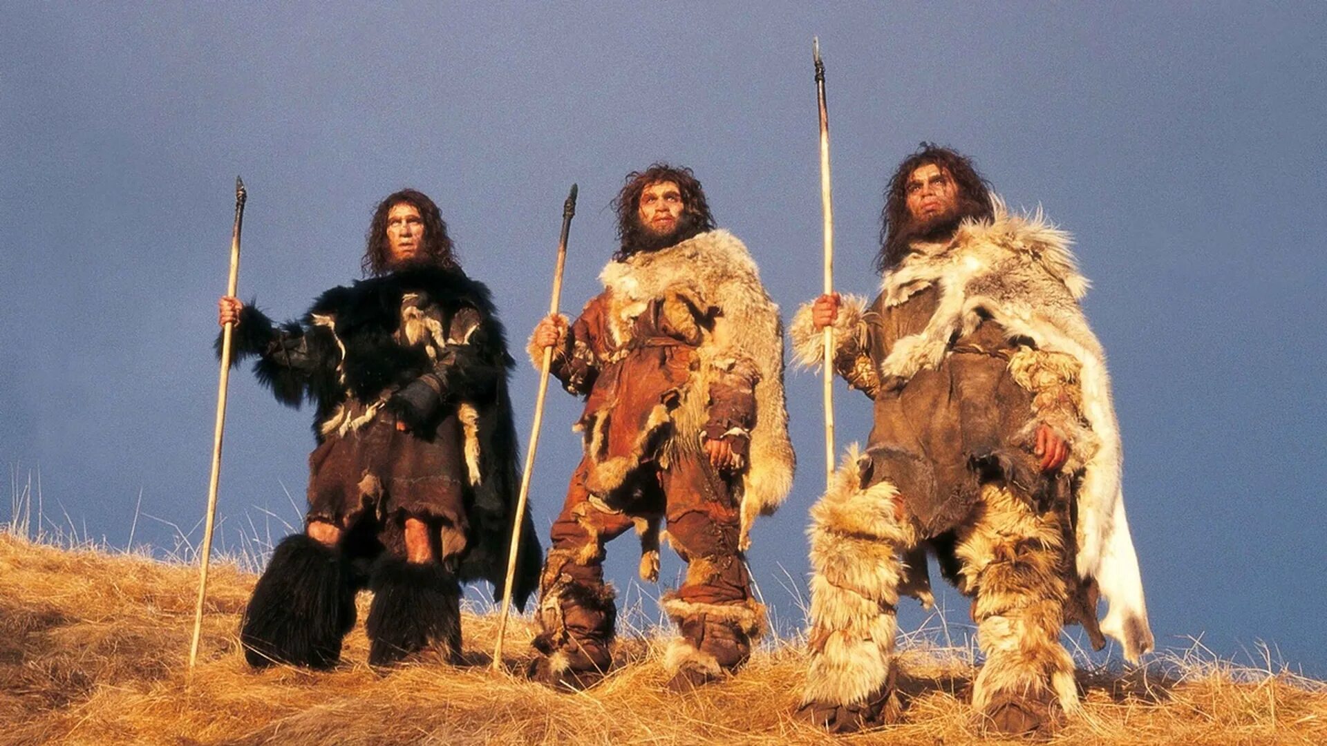 одежда людей каменного века. воины бронзового века в скандинавии. первобытная одежда. одежда из шкур животных первобытных людей. одежда доисторических людей.