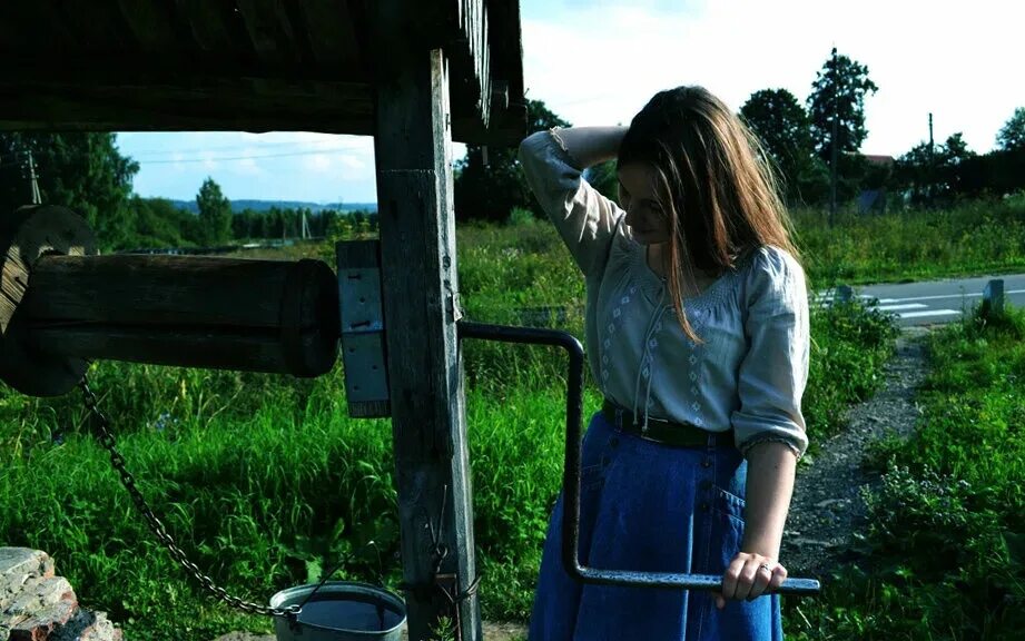 Девушки из деревни в городе