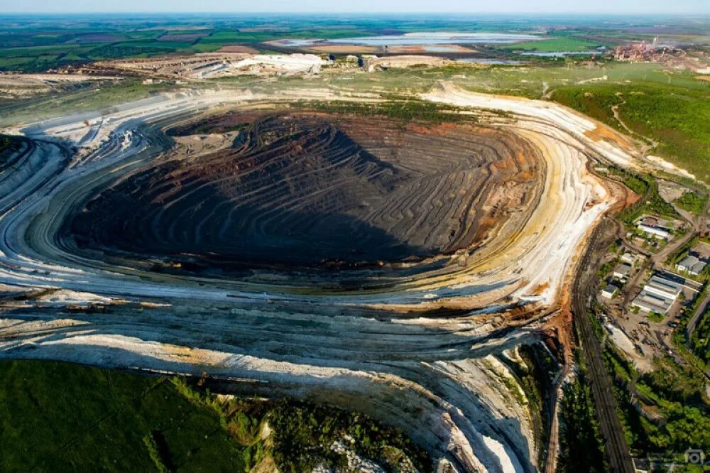 Руды курской магнитной аномалии. Курская магнитная аномалия (кма) руды железа. Руды курской магнитной аномалии. Кма курская магнитная аномалия. Руды курской магнитной аномалии.