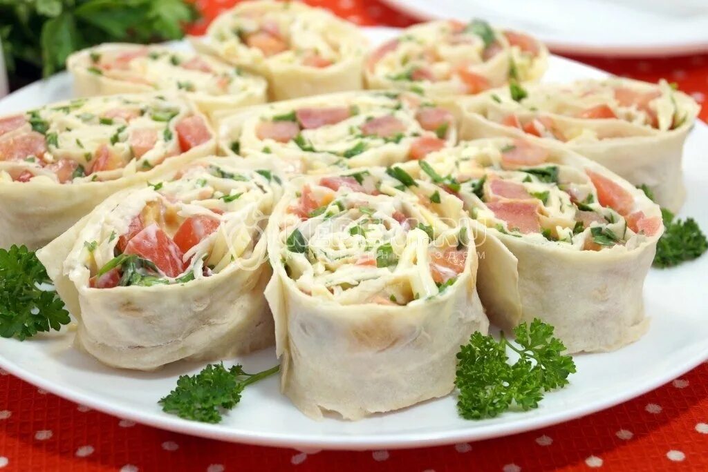 Закуски рецепты с фото. Закуски из лаваша. Закуска в лаваше. Рулет из лаваша. Закуски из лаваша на праздничный.