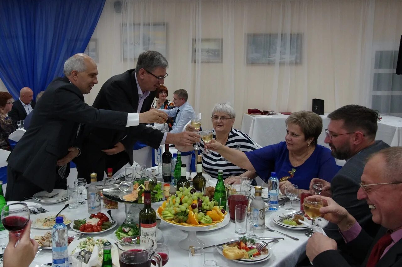 Копка траншей мини экскаватором. Подольск теплосеть краснов. Теплотрасса. Муп подольская теплосеть. Теплотрасса фото.