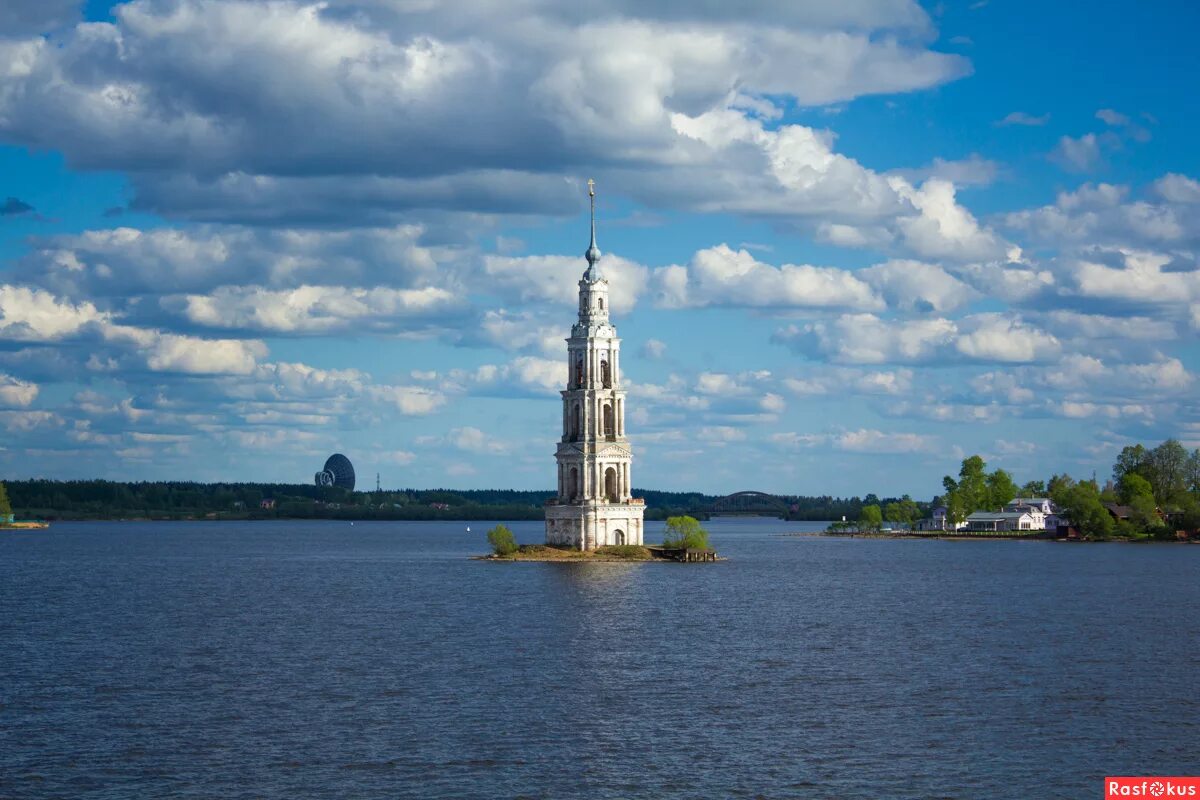затопленная колокольня в калязине. калязин колокольня. город калязин колокольня. затопленная колокольня в калязине. колокольня на волге в калязине.