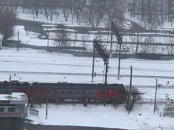 Что случилось на павелецкой сегодня. Упал в метро 02. Люди на станции метро. Павелецкое направление. Павелецкая что случилось сегодня.