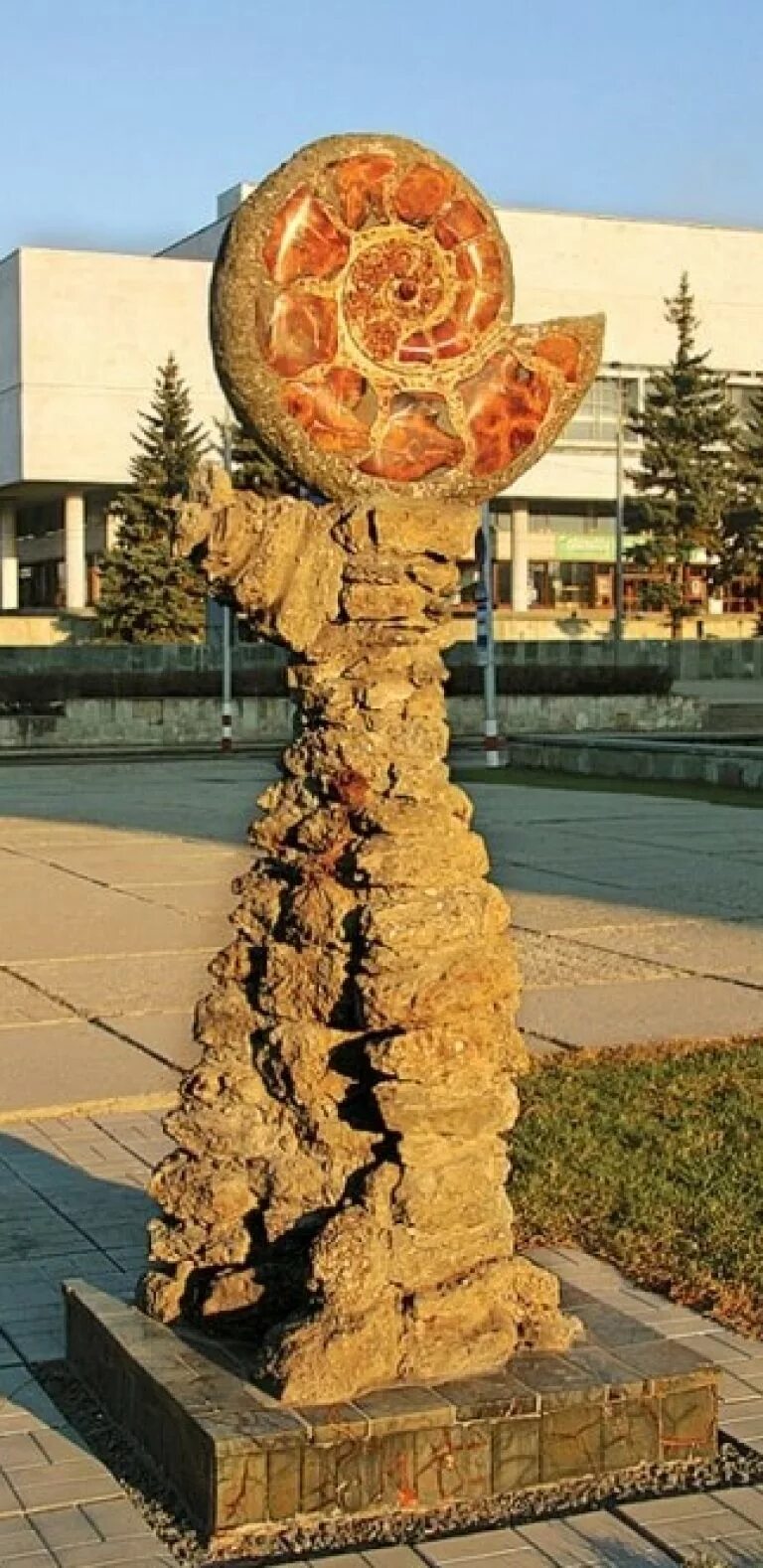 Monument stone. Симбирцит памятник Ульяновск. Памятник камню симбирцит в Ульяновске. Симбирцит камень Ульяновск. Памятник аммониту в Ульяновске.