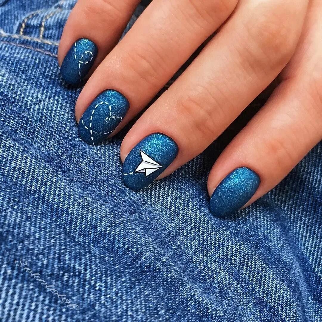 Дизайн ногтей синий короткие ногти. Синий маникюр. Маникюр на короткие ногти в голубых тонах. Маникюр в сине голубых тонах. Синий маникюр на короткие ногти.