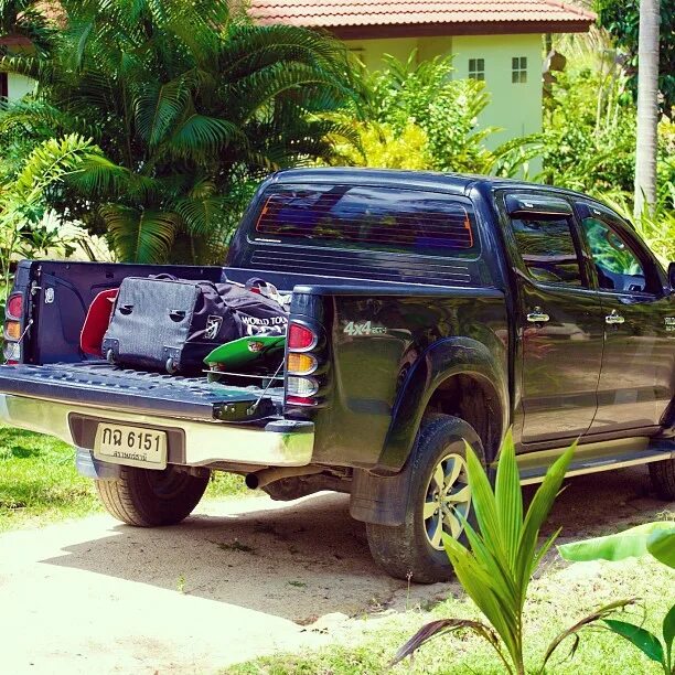 сафари самуи. самуи авто. тачки бусы трансфер в тайланде пхукет на улице. прокат авто samui. авто в тайланде.